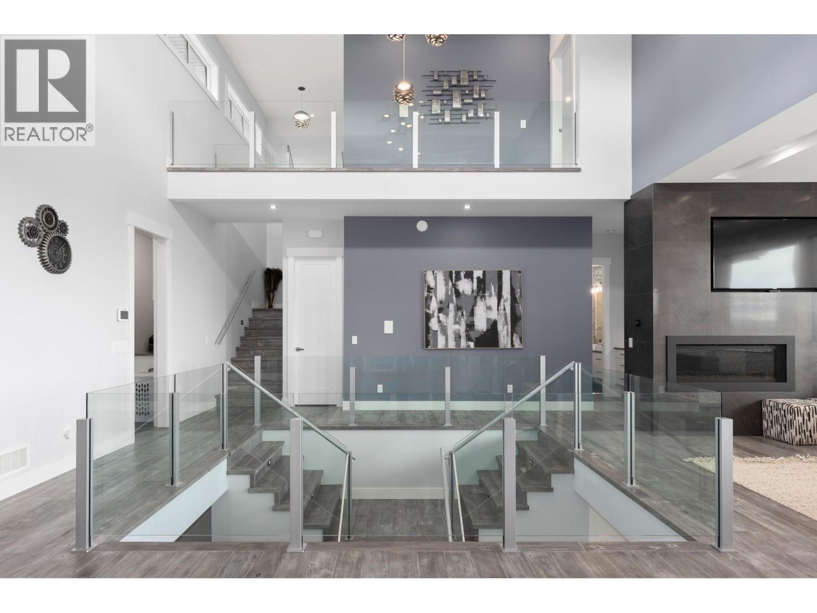 Open-concept - 1088 Clarance Avenue, Kelowna, BC - Indoor Photo Showing Other Room