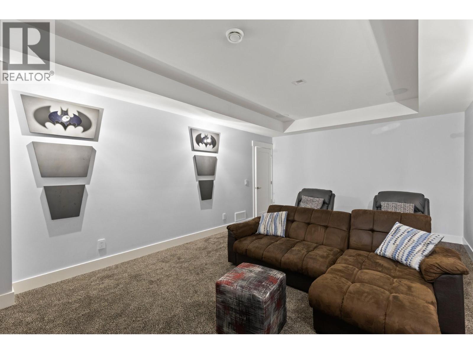1088 Clarance Avenue, Kelowna, BC - Indoor Photo Showing Living Room