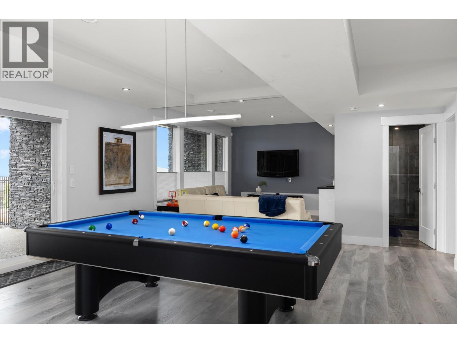 Wet bar - 1088 Clarance Avenue, Kelowna, BC - Indoor Photo Showing Other Room