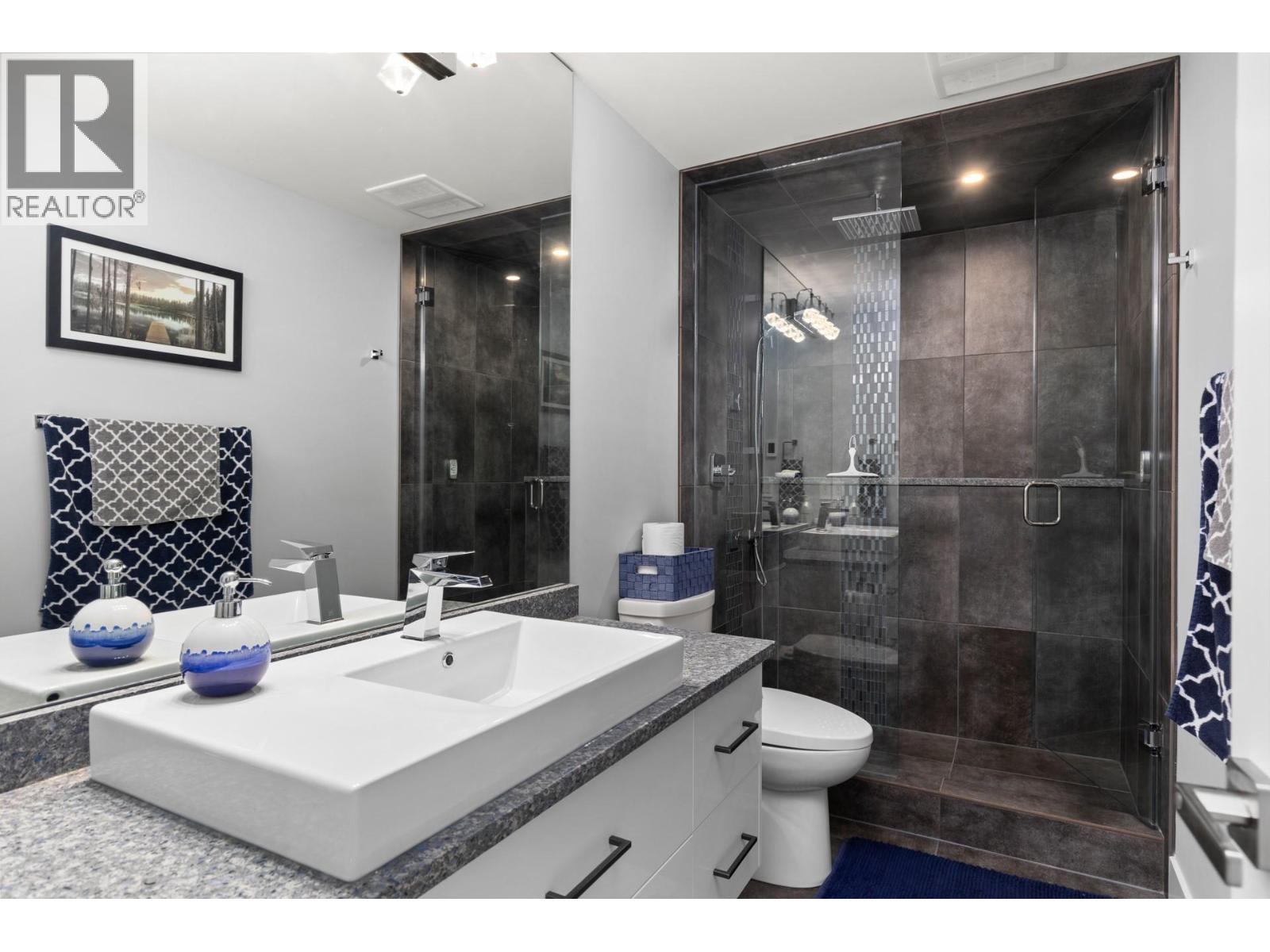 Basement full bath with steam shower - 1088 Clarance Avenue, Kelowna, BC - Indoor Photo Showing Bathroom