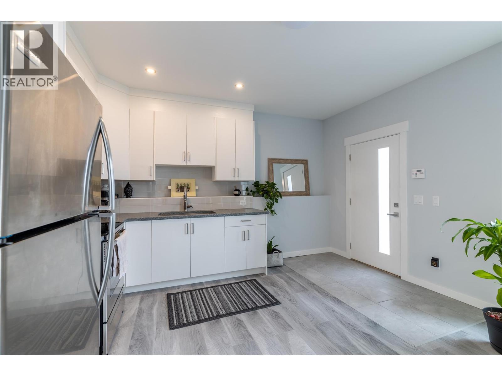 Separate entrance - 1088 Clarance Avenue, Kelowna, BC - Indoor Photo Showing Kitchen