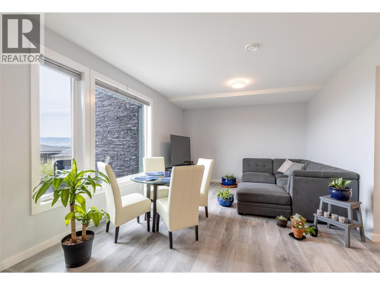 Mortgage helper or for family - 1088 Clarance Avenue, Kelowna, BC - Indoor