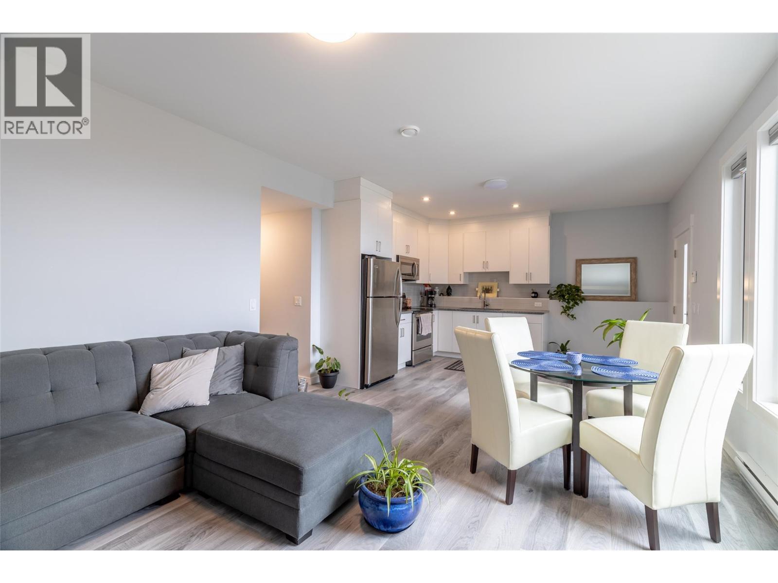 1088 Clarance Avenue, Kelowna, BC - Indoor