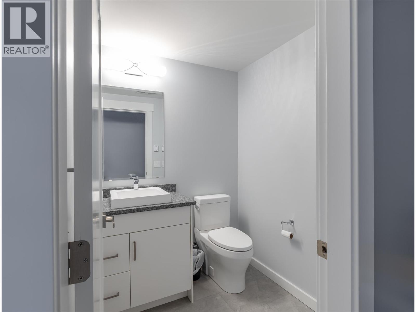 1.5 baths for suite - 1088 Clarance Avenue, Kelowna, BC - Indoor Photo Showing Bathroom
