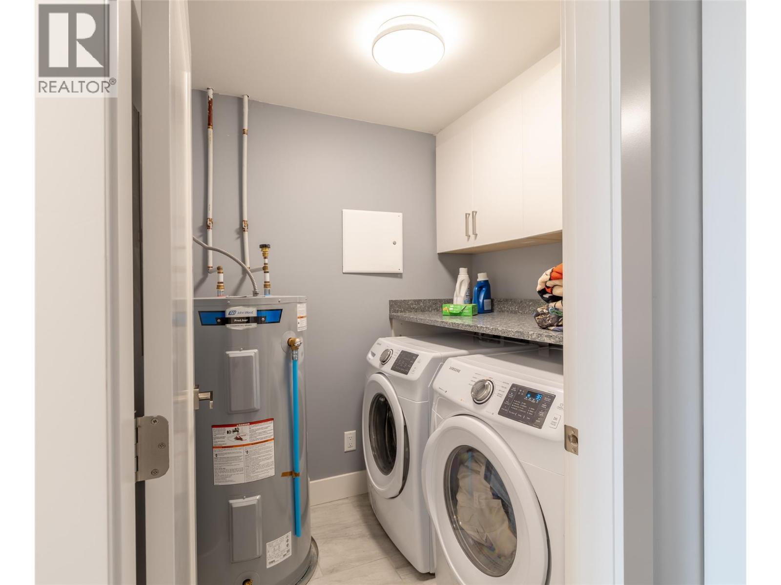 Separate laundry - 1088 Clarance Avenue, Kelowna, BC - Indoor Photo Showing Laundry Room