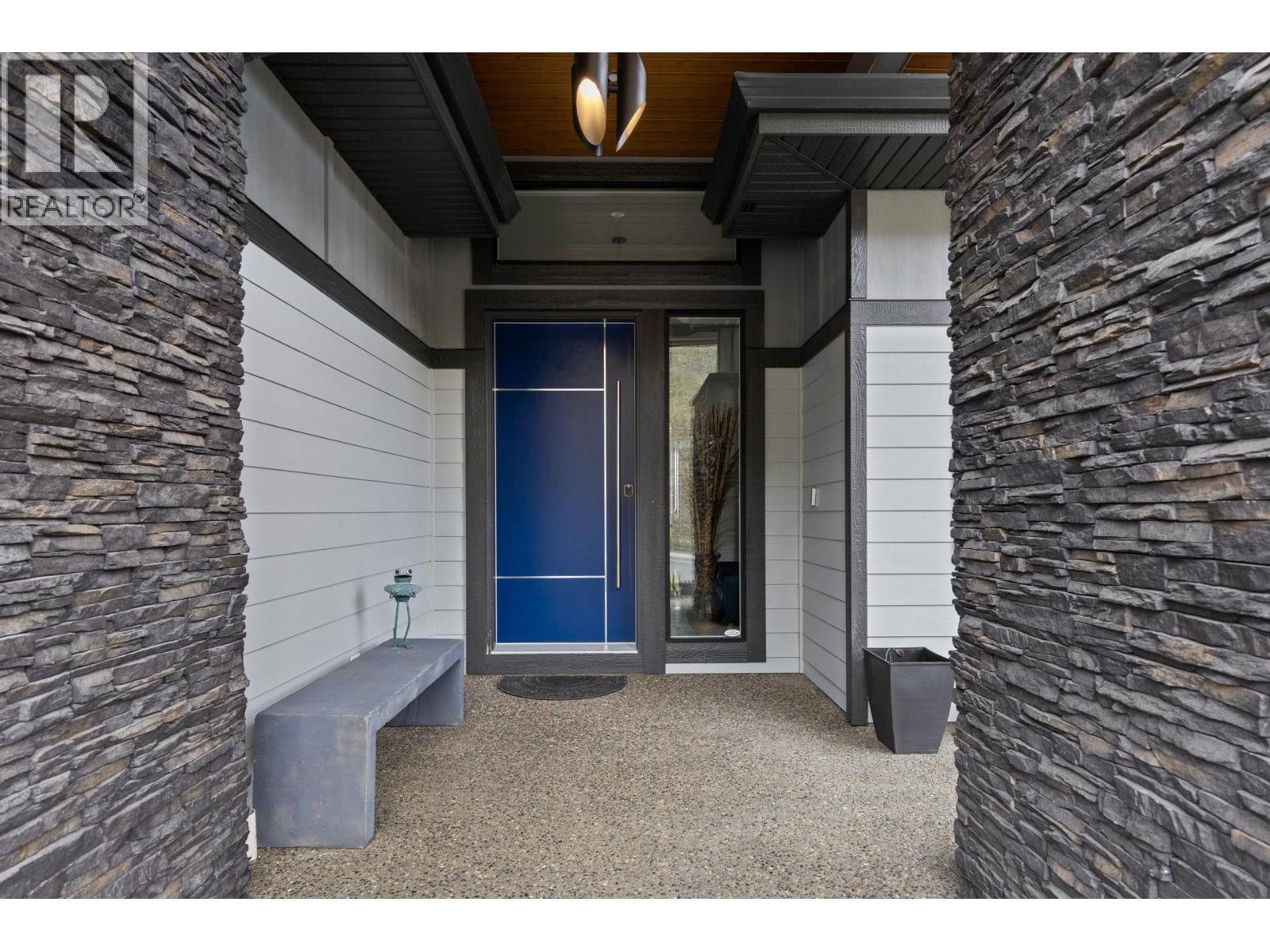 1088 Clarance Avenue, Kelowna, BC - Outdoor With Exterior
