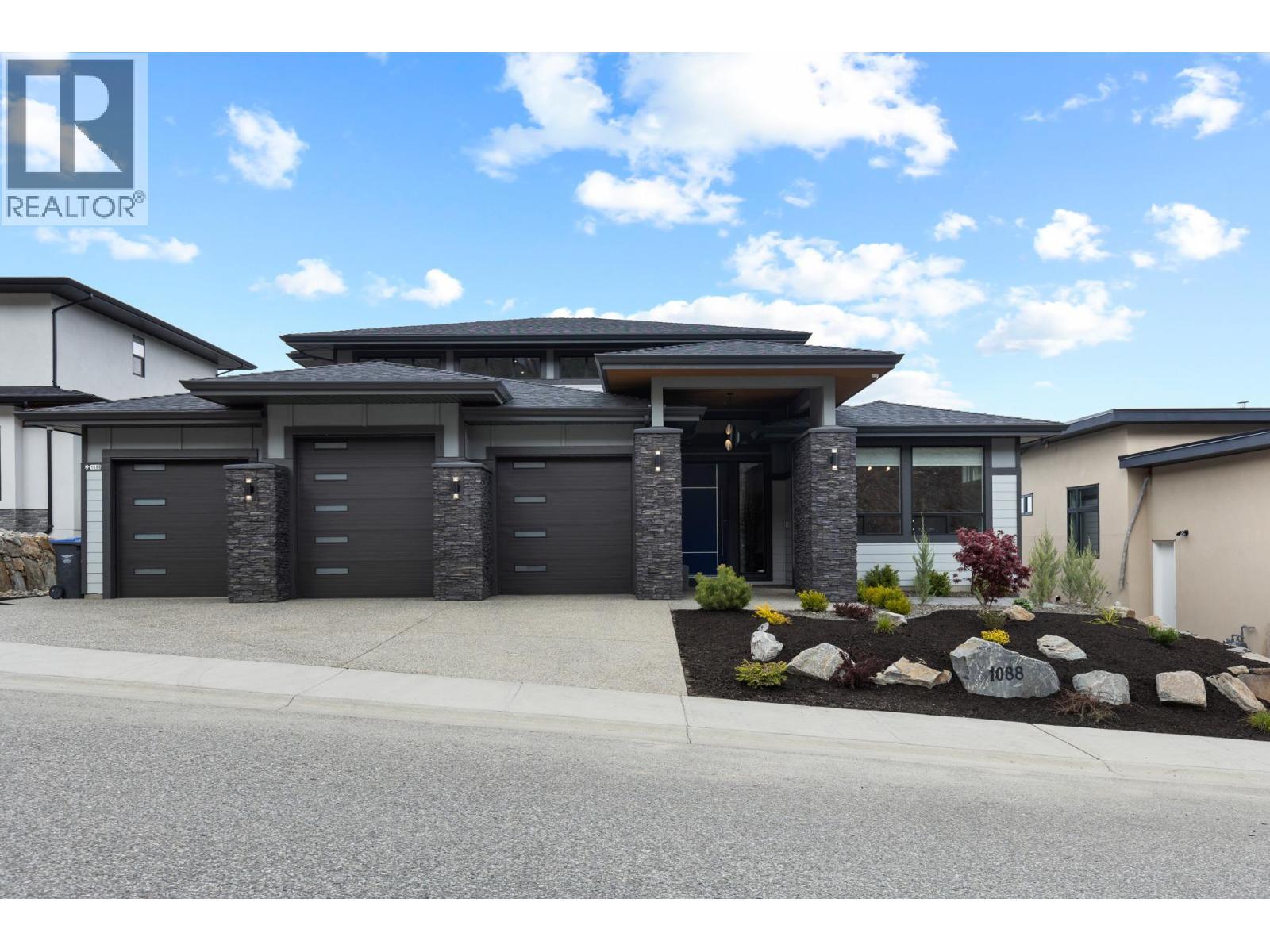 1088 Clarance Avenue, Kelowna, BC - Outdoor With Facade