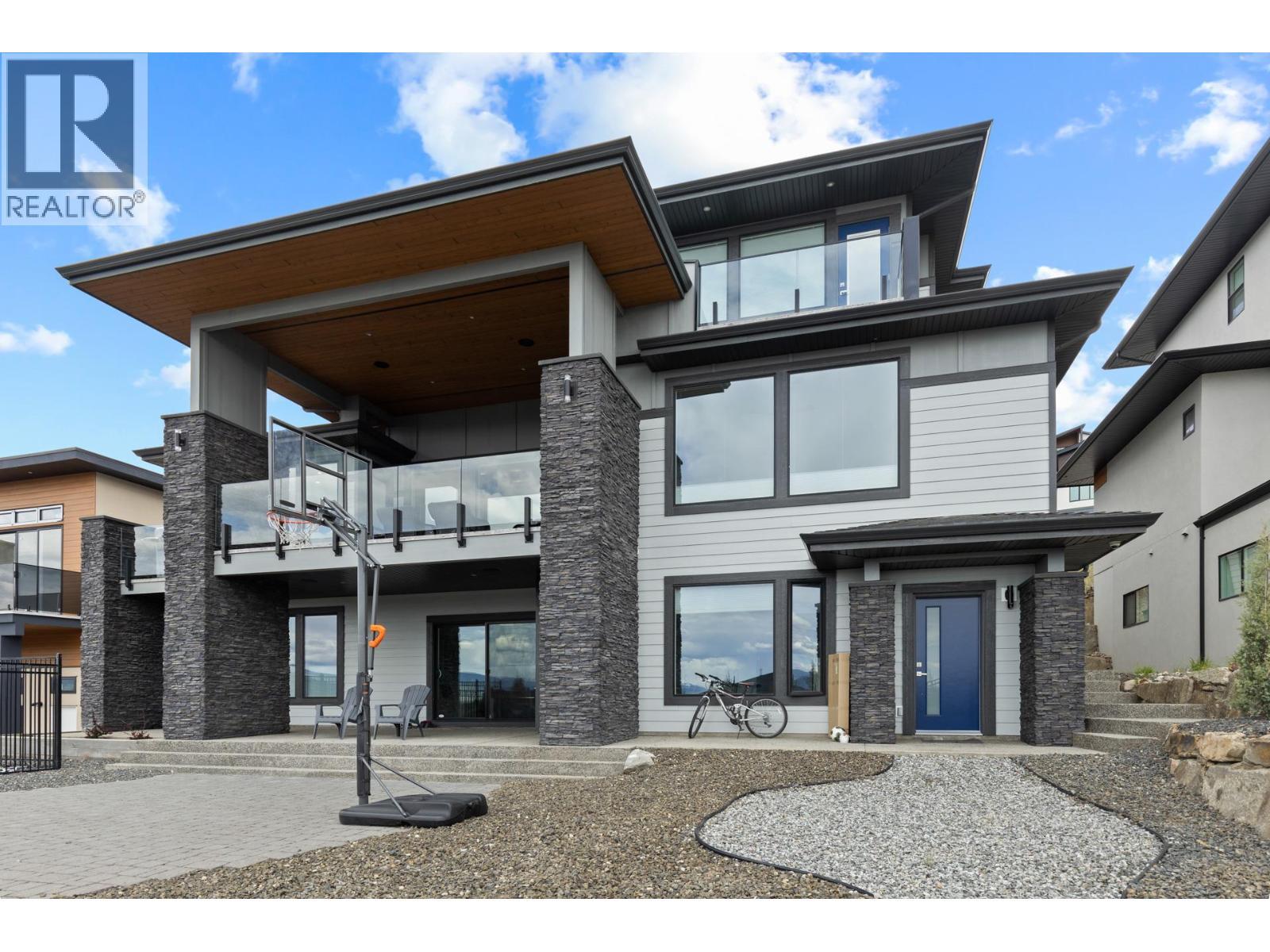 1088 Clarance Avenue, Kelowna, BC - Outdoor With Balcony With Facade