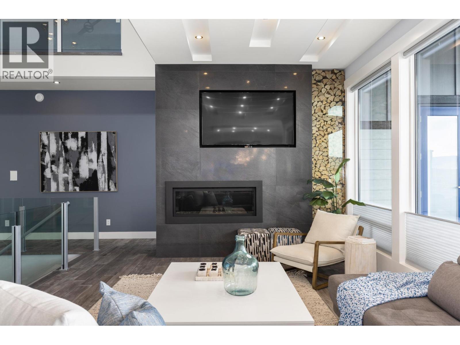 1088 Clarance Avenue, Kelowna, BC - Indoor Photo Showing Living Room With Fireplace