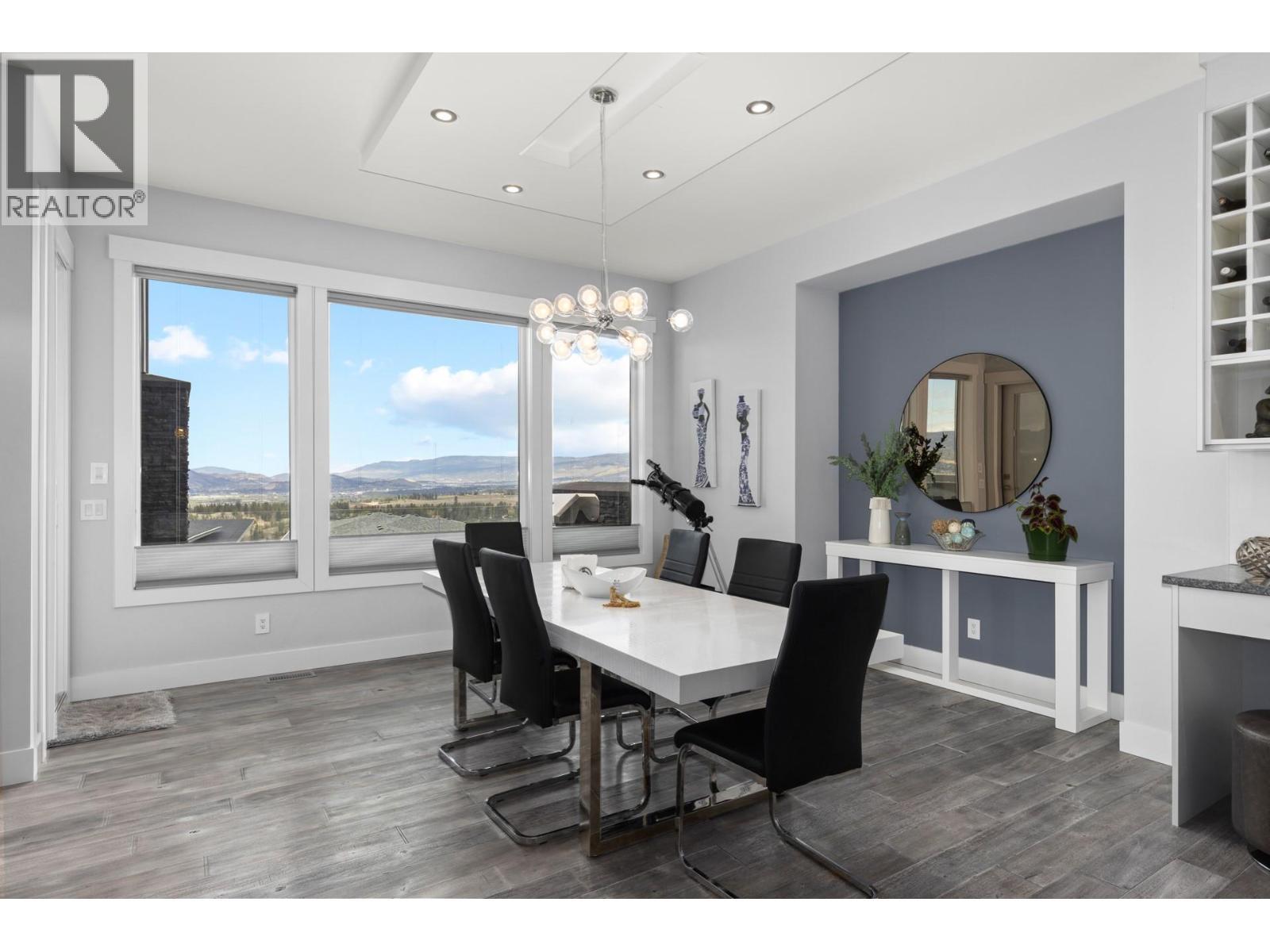 1088 Clarance Avenue, Kelowna, BC - Indoor Photo Showing Dining Room