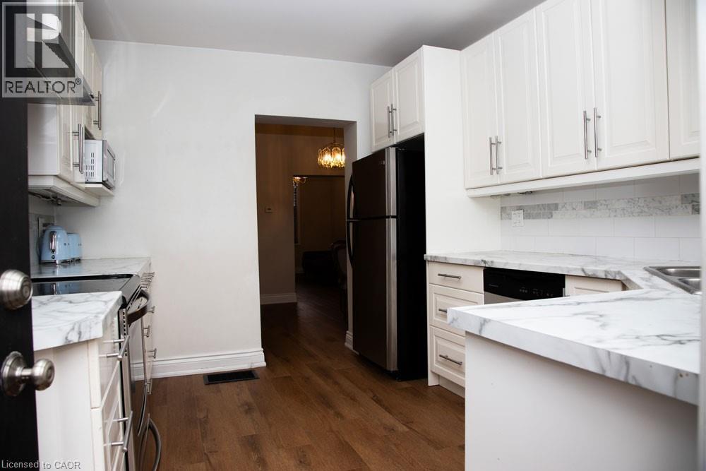 116 Bay Street N, Hamilton, ON - Indoor Photo Showing Kitchen