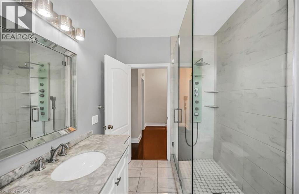 116 Bay Street N, Hamilton, ON - Indoor Photo Showing Bathroom