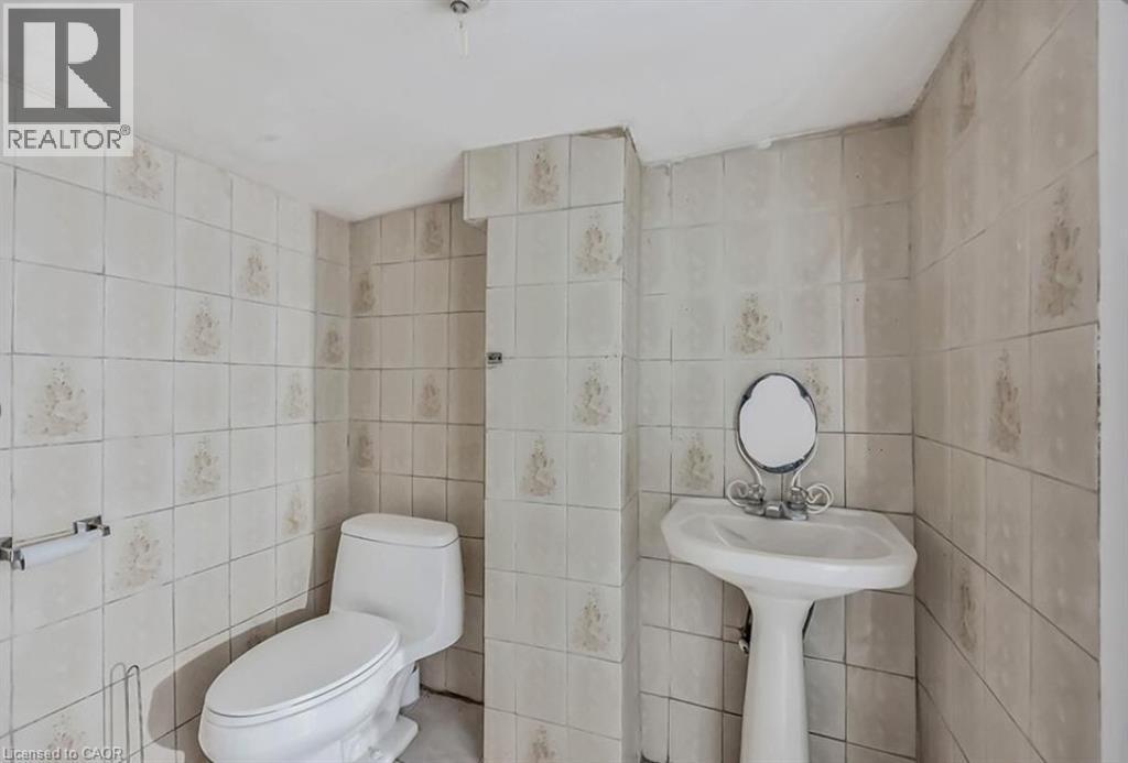 116 Bay Street N, Hamilton, ON - Indoor Photo Showing Bathroom