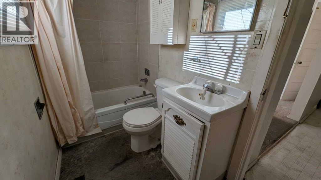5209 48 Street, Strome, AB - Indoor Photo Showing Bathroom