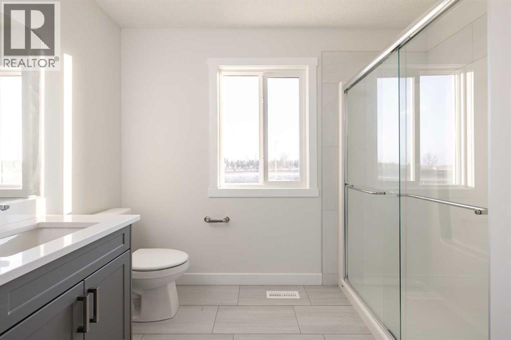 17 Sora Gardens Se, Calgary, AB - Indoor Photo Showing Bathroom