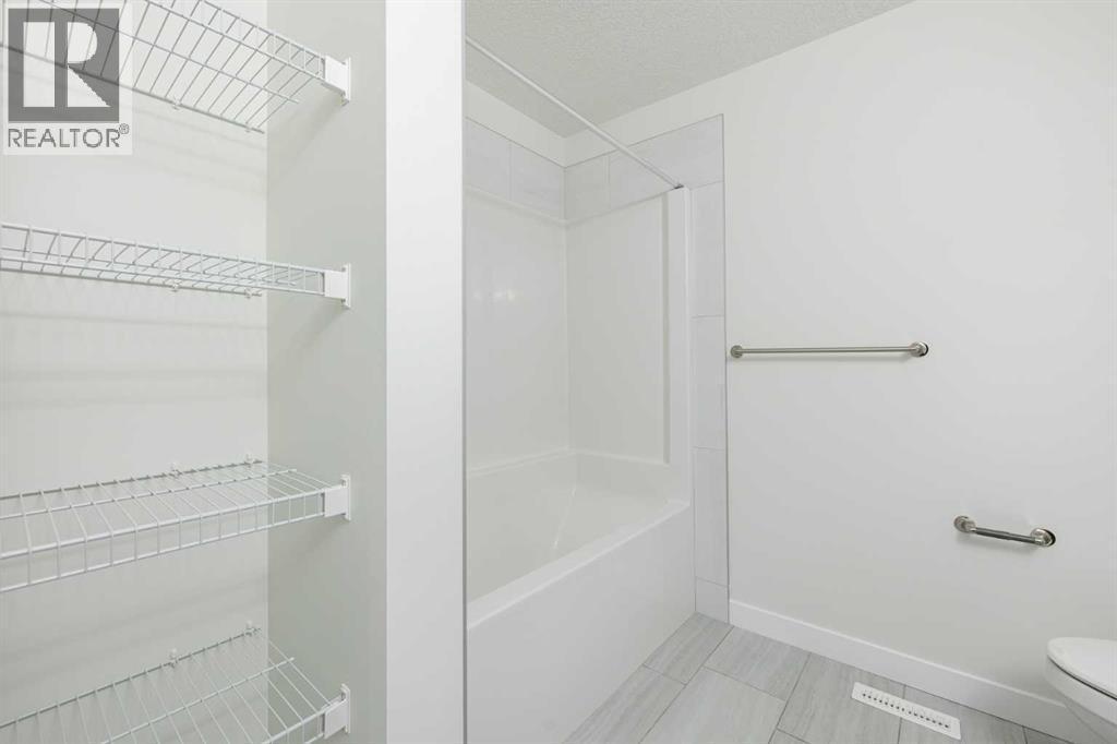17 Sora Gardens Se, Calgary, AB - Indoor Photo Showing Bathroom