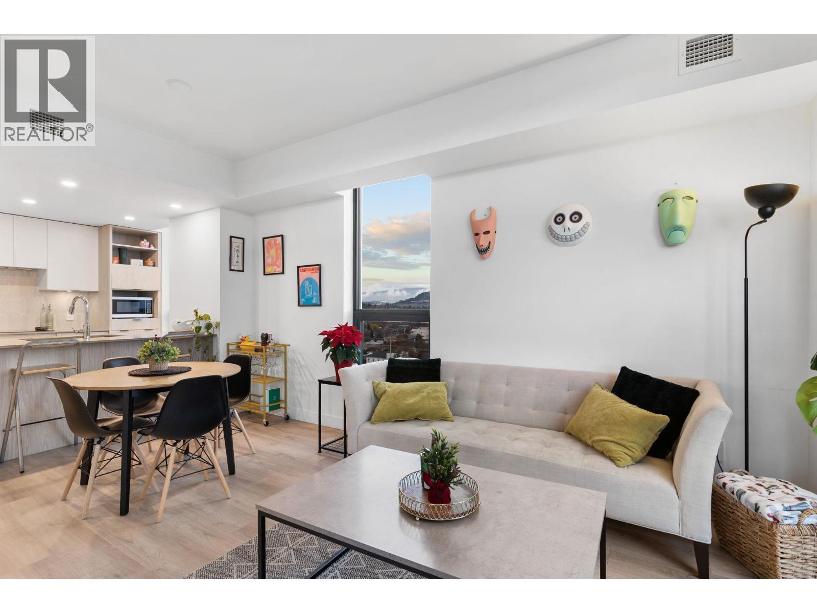 1488 Bertram Street Unit# 1005, Kelowna, BC - Indoor Photo Showing Living Room
