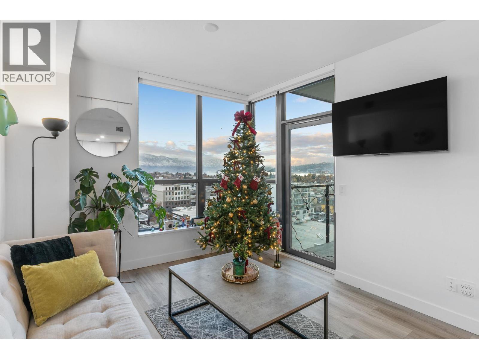 1488 Bertram Street Unit# 1005, Kelowna, BC - Indoor Photo Showing Living Room