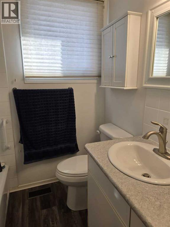 4-piece Bathroom - 101 Simpson Street, Hinton, AB - Indoor Photo Showing Bathroom