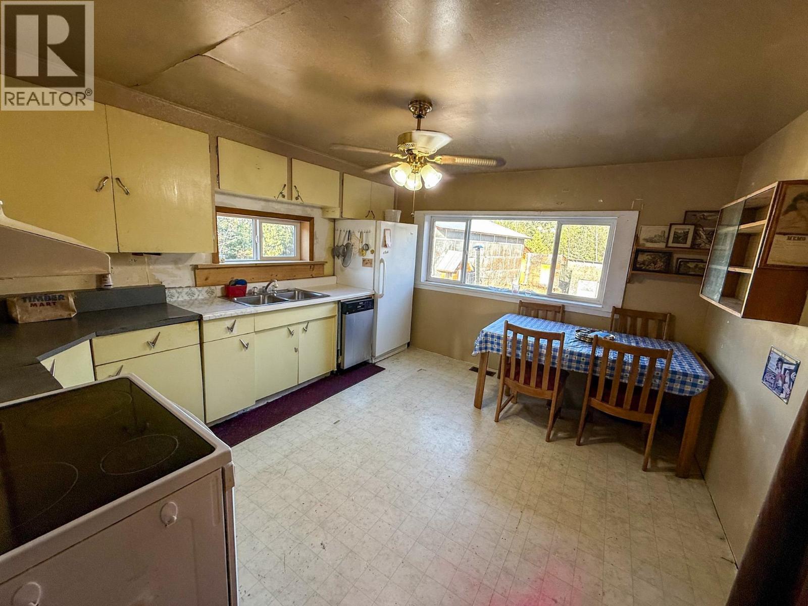 7031 Inman Road, Lone Butte, BC - Indoor Photo Showing Kitchen With Double Sink