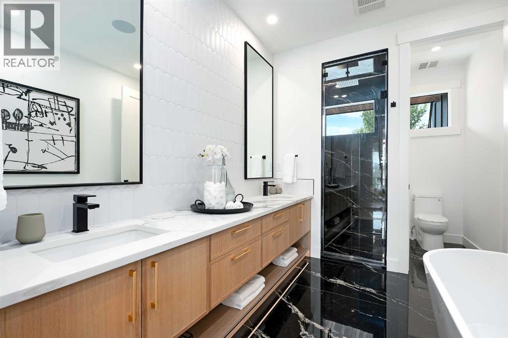 1807 Broadview Road Nw, Calgary, AB - Indoor Photo Showing Bathroom