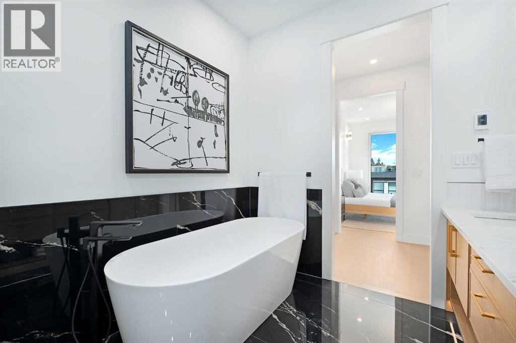 1807 Broadview Road Nw, Calgary, AB - Indoor Photo Showing Bathroom