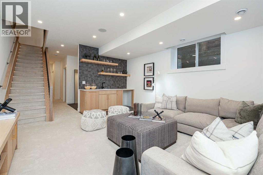 1807 Broadview Road Nw, Calgary, AB - Indoor Photo Showing Living Room