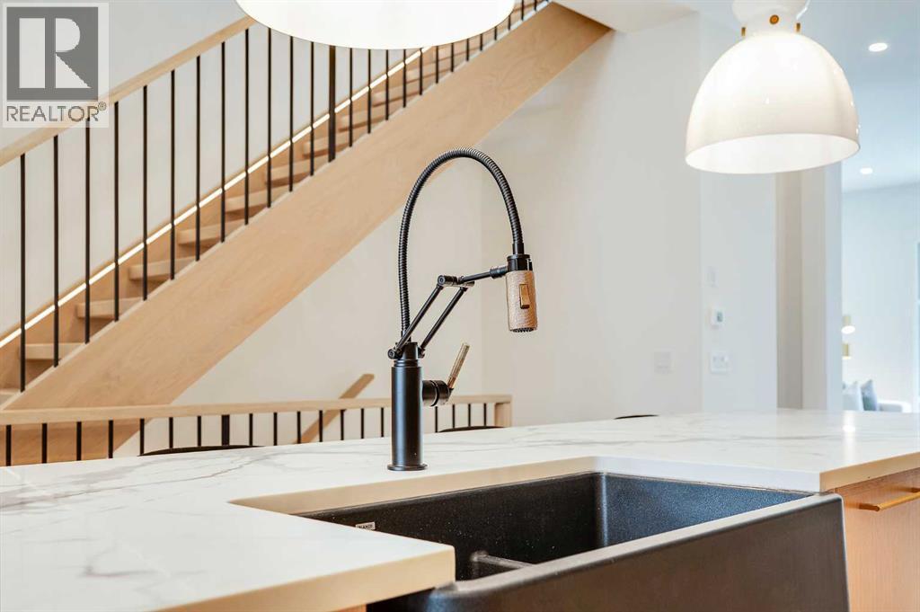 1807 Broadview Road Nw, Calgary, AB - Indoor Photo Showing Kitchen