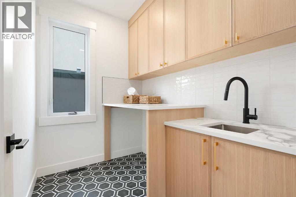 1807 Broadview Road Nw, Calgary, AB - Indoor Photo Showing Kitchen