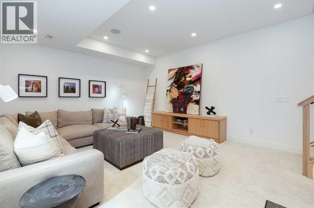 1807 Broadview Road Nw, Calgary, AB - Indoor Photo Showing Living Room