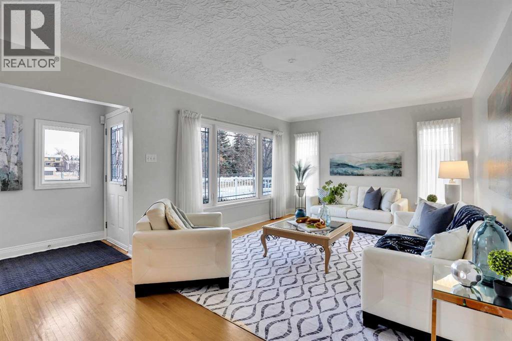 1317 9 Street Nw, Calgary, AB - Indoor Photo Showing Living Room