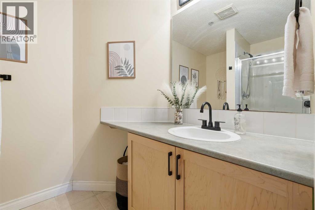 203, 11170 30 Street Sw, Calgary, AB - Indoor Photo Showing Bathroom