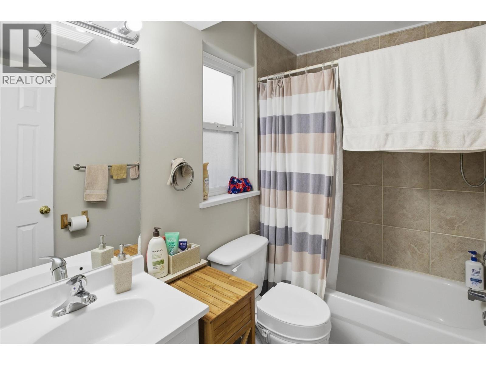 1938 Manning Court, Kamloops, BC - Indoor Photo Showing Bathroom