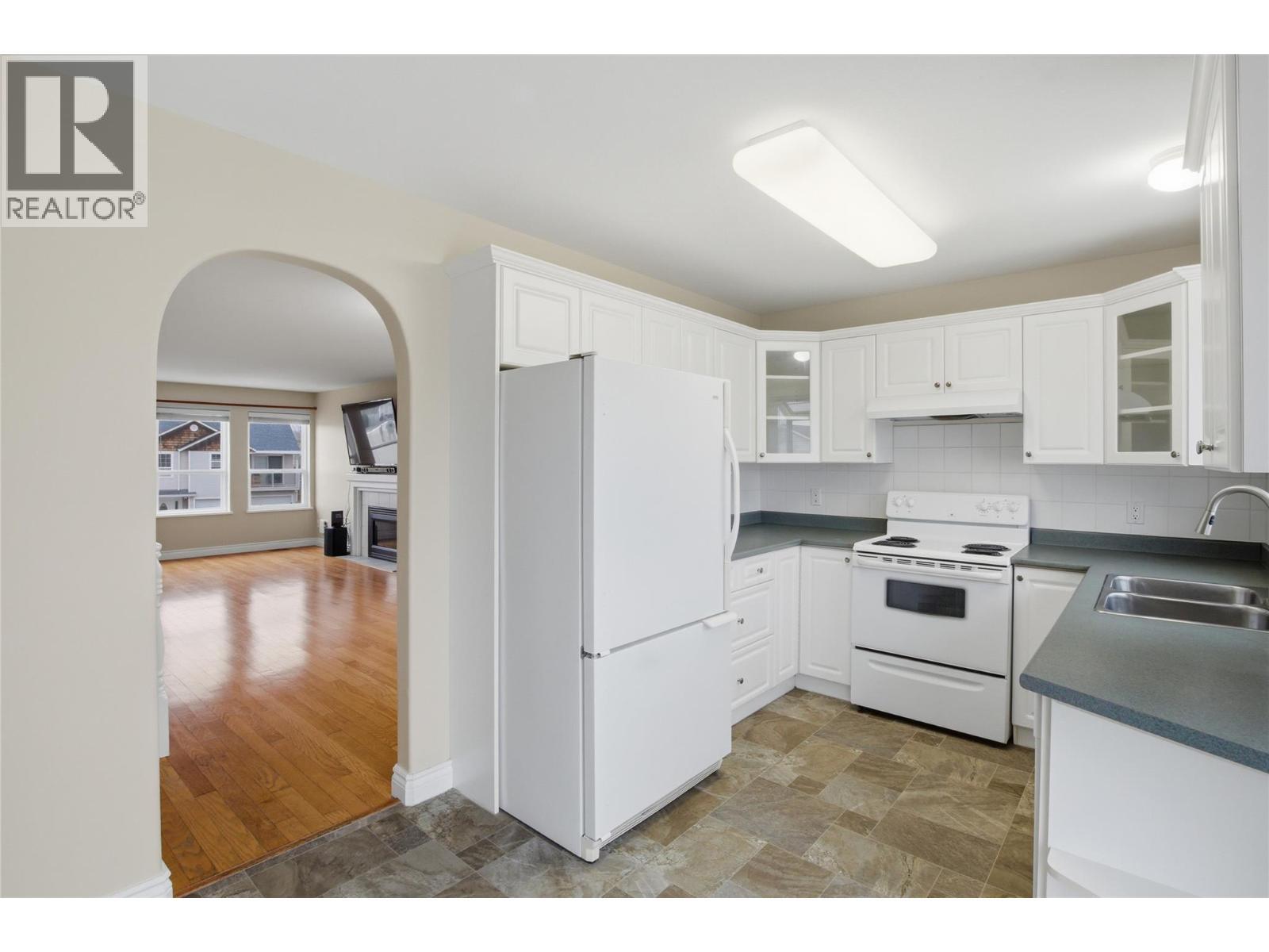 1938 Manning Court, Kamloops, BC - Indoor Photo Showing Kitchen With Double Sink
