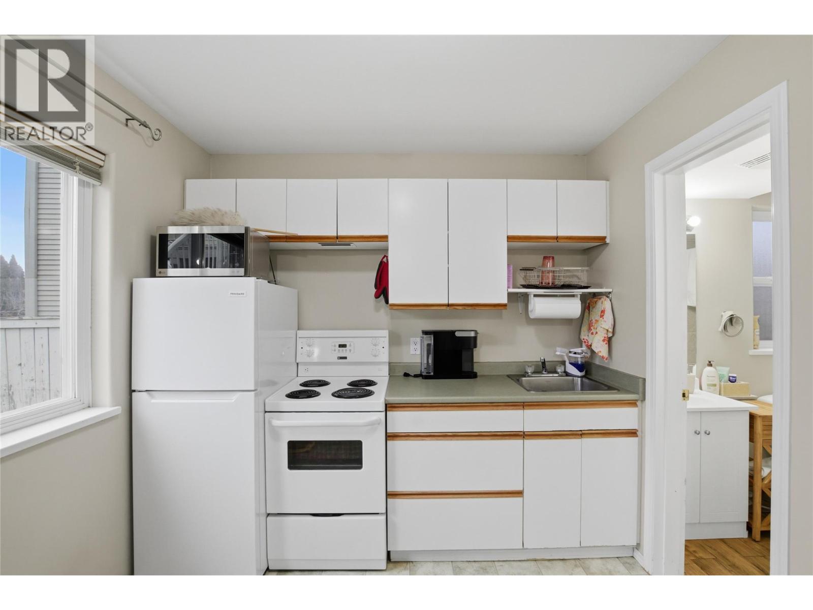 1938 Manning Court, Kamloops, BC - Indoor Photo Showing Kitchen