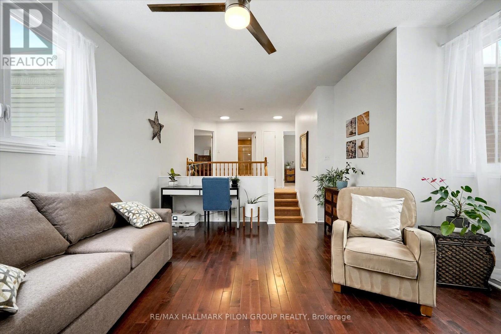 2112 Sandy Oaks Drive, Ottawa, ON - Indoor Photo Showing Living Room