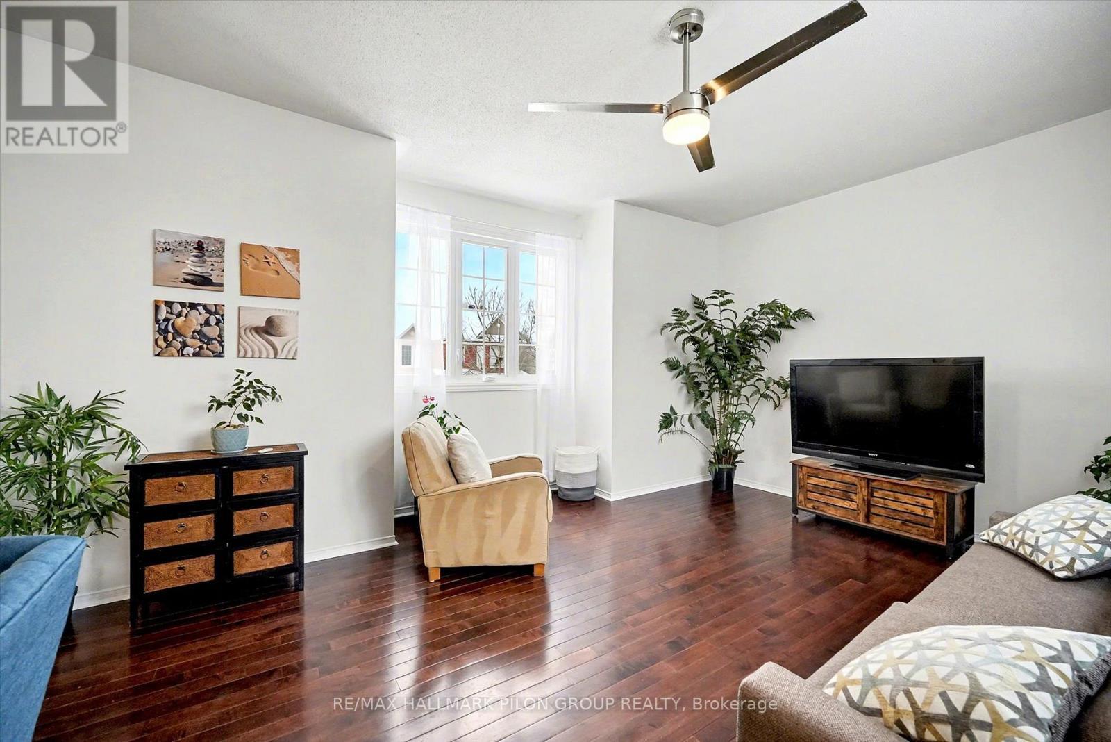 2112 Sandy Oaks Drive, Ottawa, ON - Indoor Photo Showing Living Room