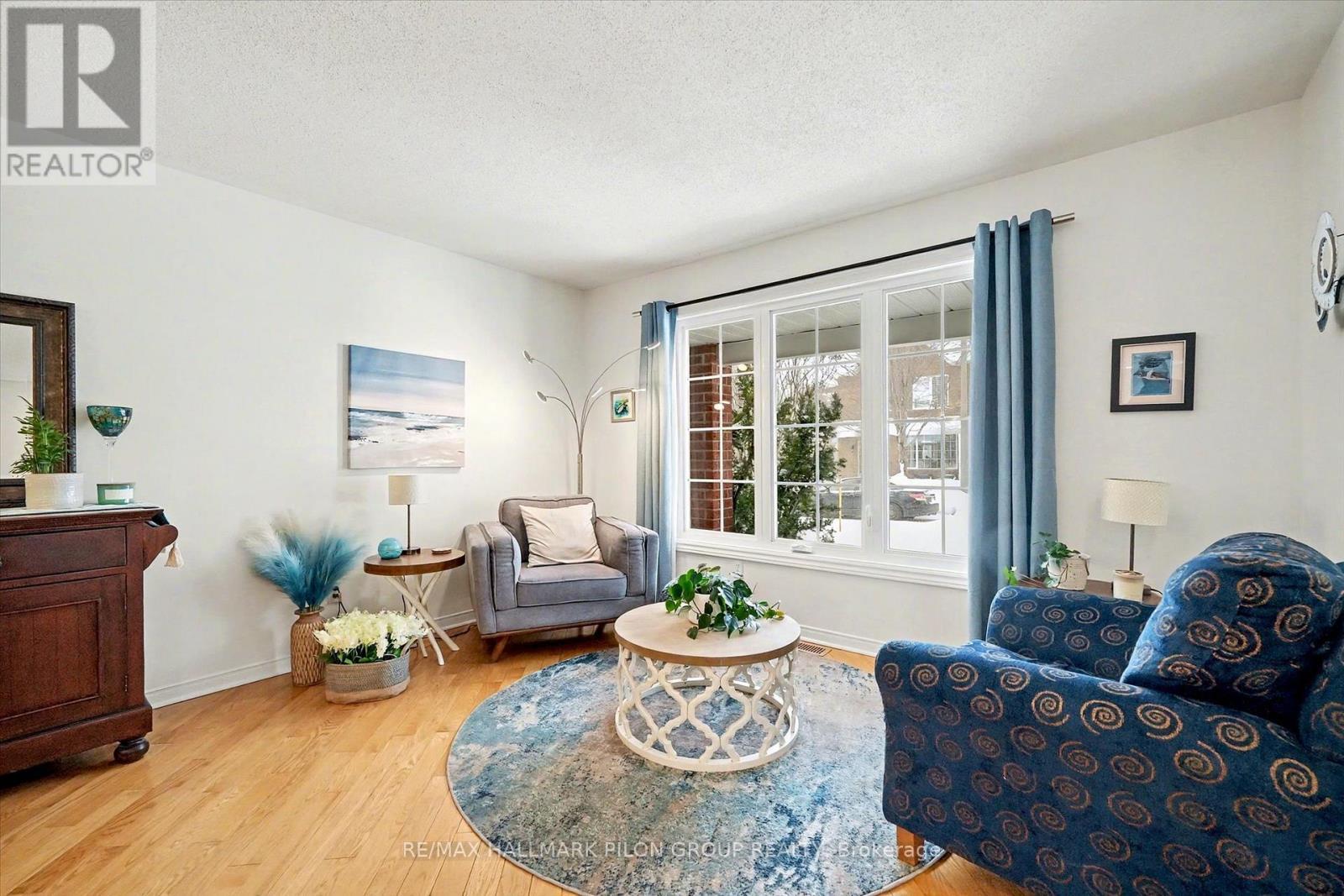 2112 Sandy Oaks Drive, Ottawa, ON - Indoor Photo Showing Living Room