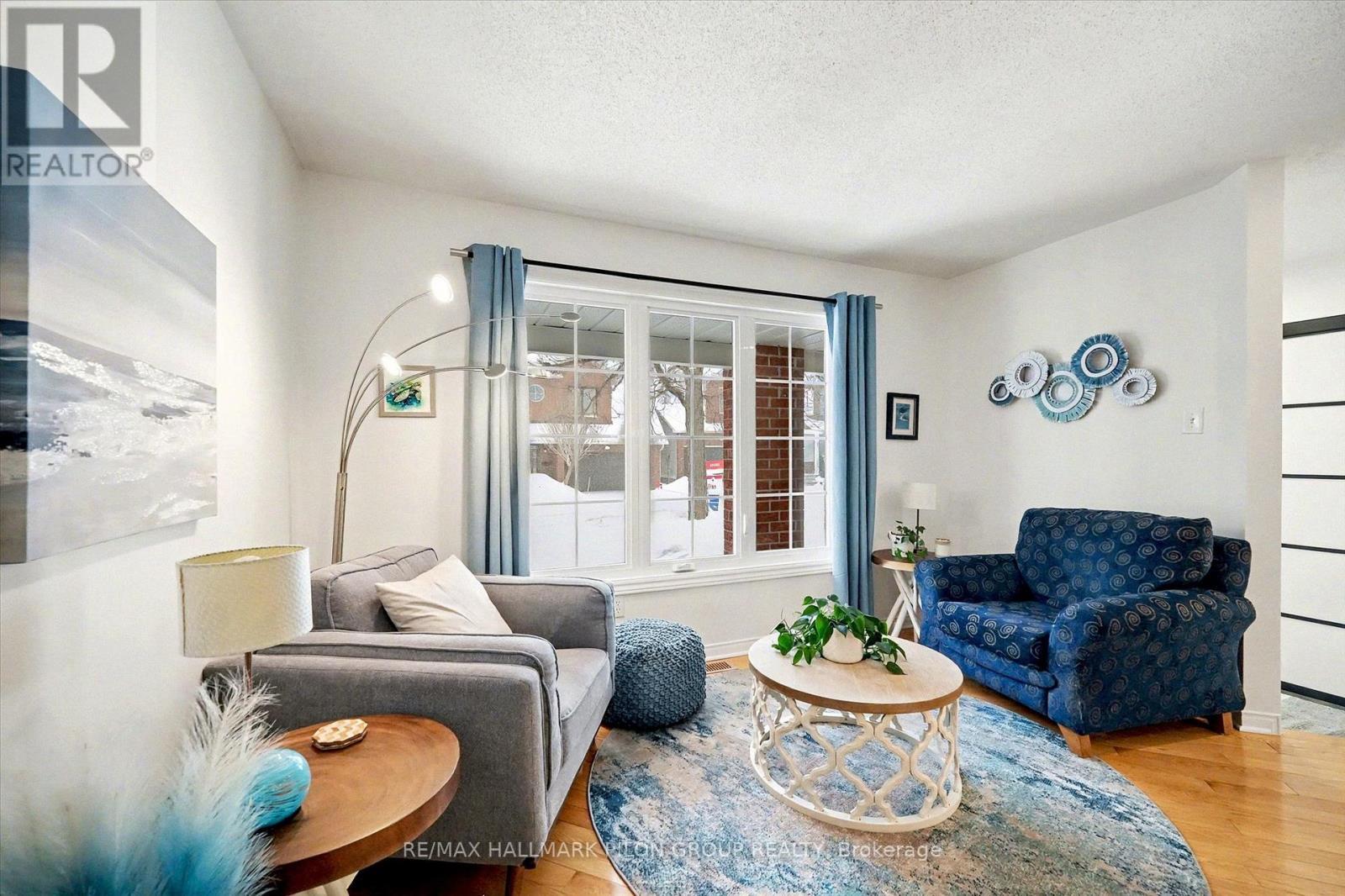 2112 Sandy Oaks Drive, Ottawa, ON - Indoor Photo Showing Living Room