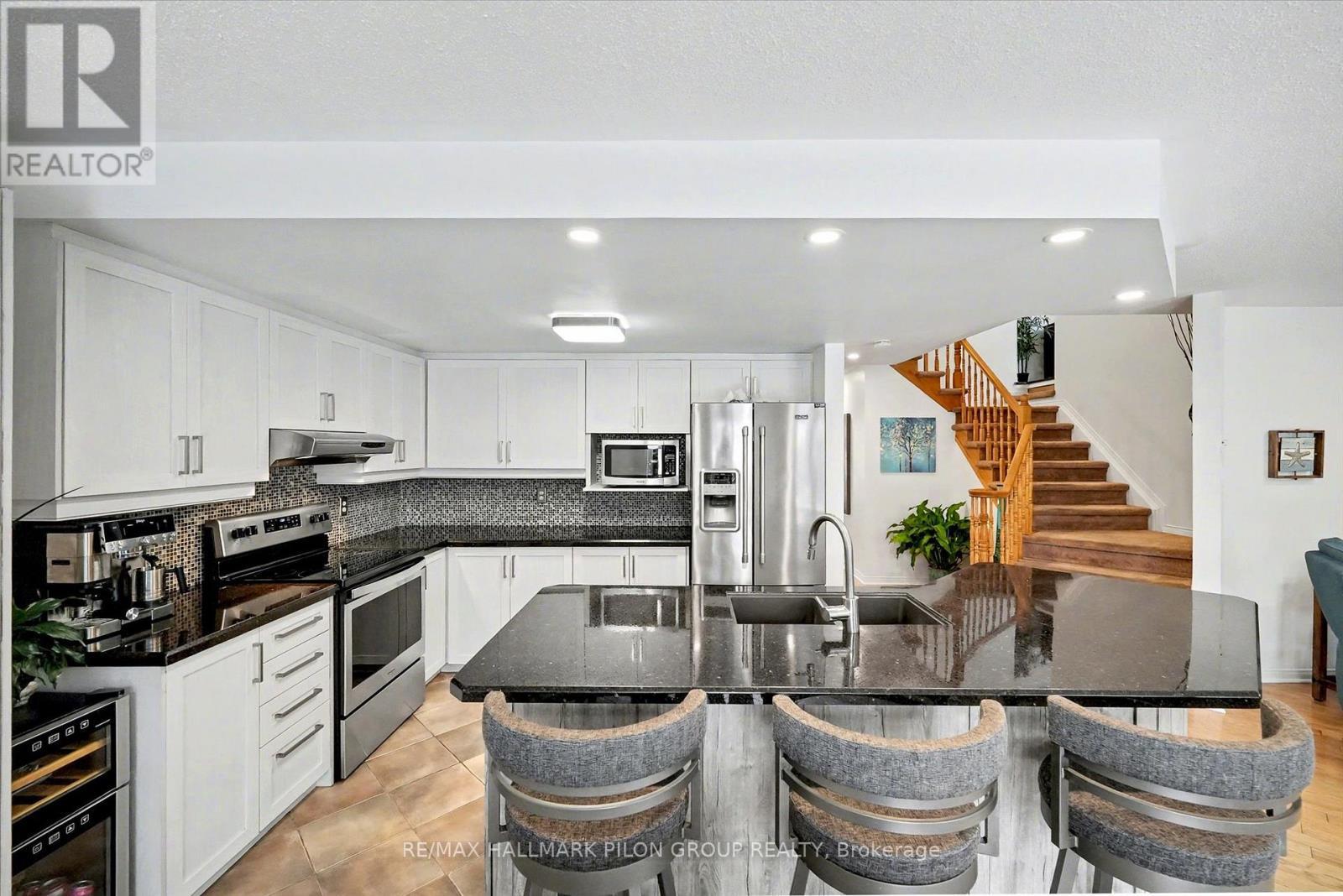 2112 Sandy Oaks Drive, Ottawa, ON - Indoor Photo Showing Kitchen With Stainless Steel Kitchen With Upgraded Kitchen