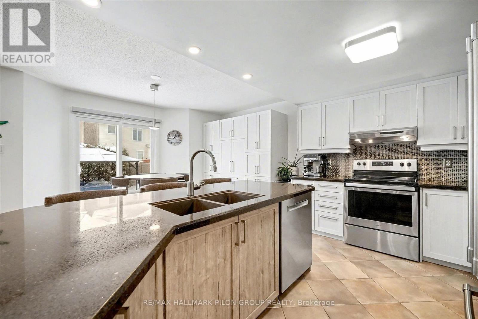 2112 Sandy Oaks Drive, Ottawa, ON - Indoor Photo Showing Kitchen With Stainless Steel Kitchen With Double Sink With Upgraded Kitchen