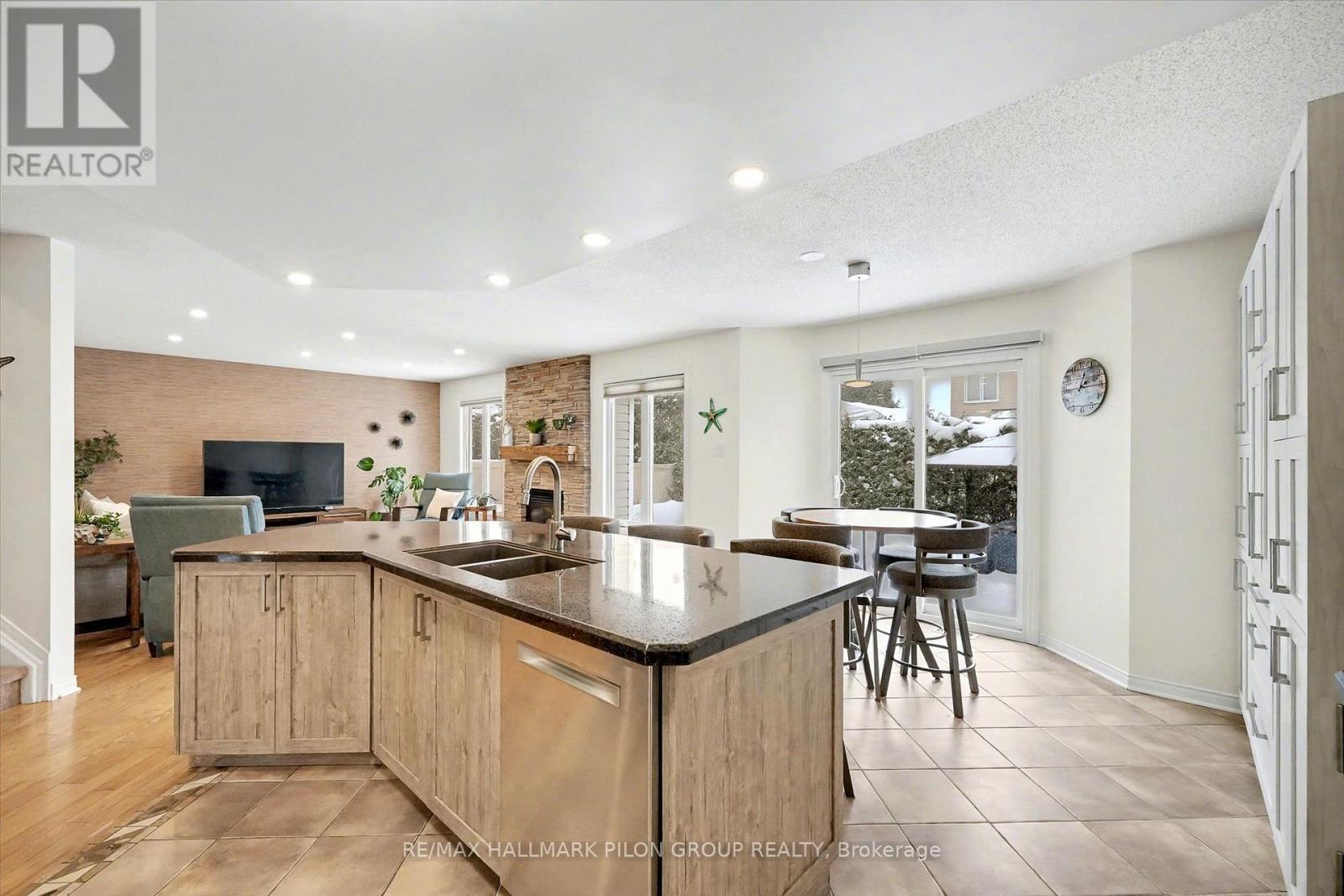 2112 Sandy Oaks Drive, Ottawa, ON - Indoor Photo Showing Kitchen With Double Sink