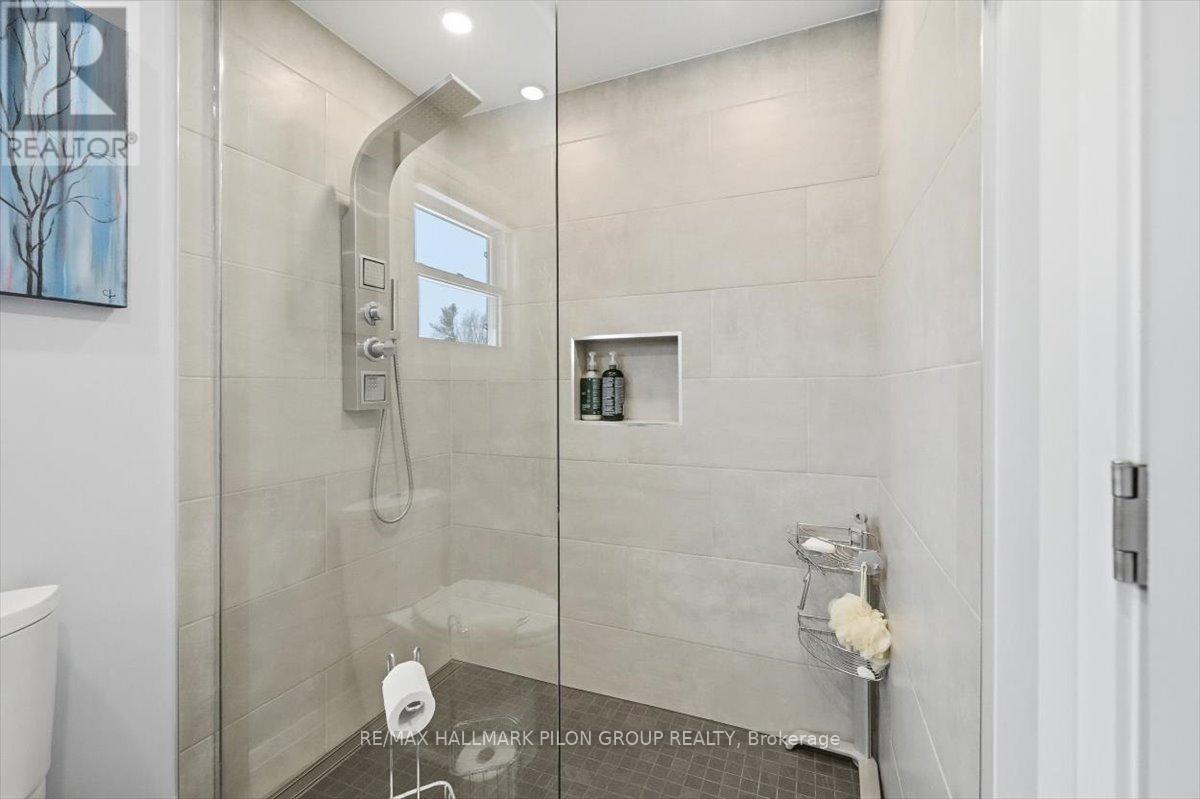 962 Weston Drive, Ottawa, ON - Indoor Photo Showing Bathroom
