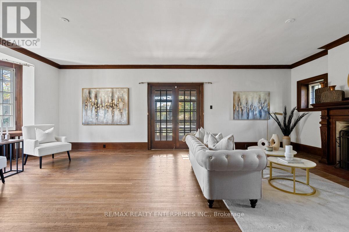 1520 Pinetree Crescent, Mississauga, ON - Indoor Photo Showing Living Room
