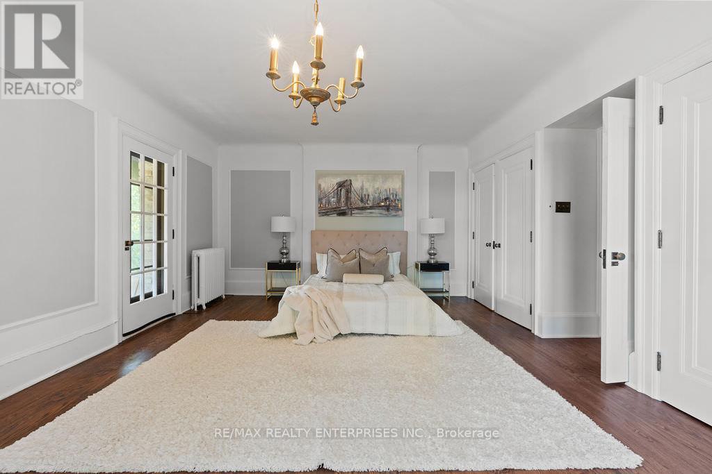 1520 Pinetree Crescent, Mississauga, ON - Indoor Photo Showing Bedroom