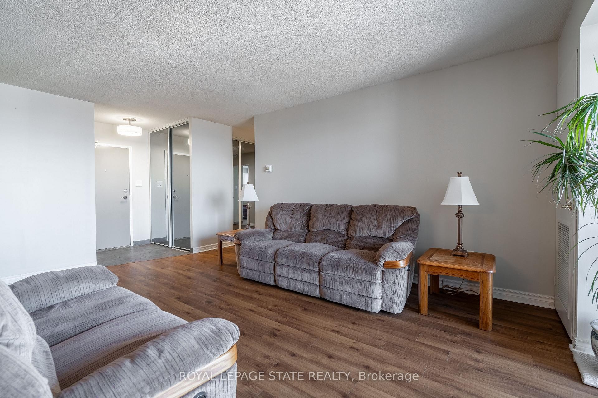 1218-500 Green Road, Hamilton, ON - Indoor Photo Showing Living Room