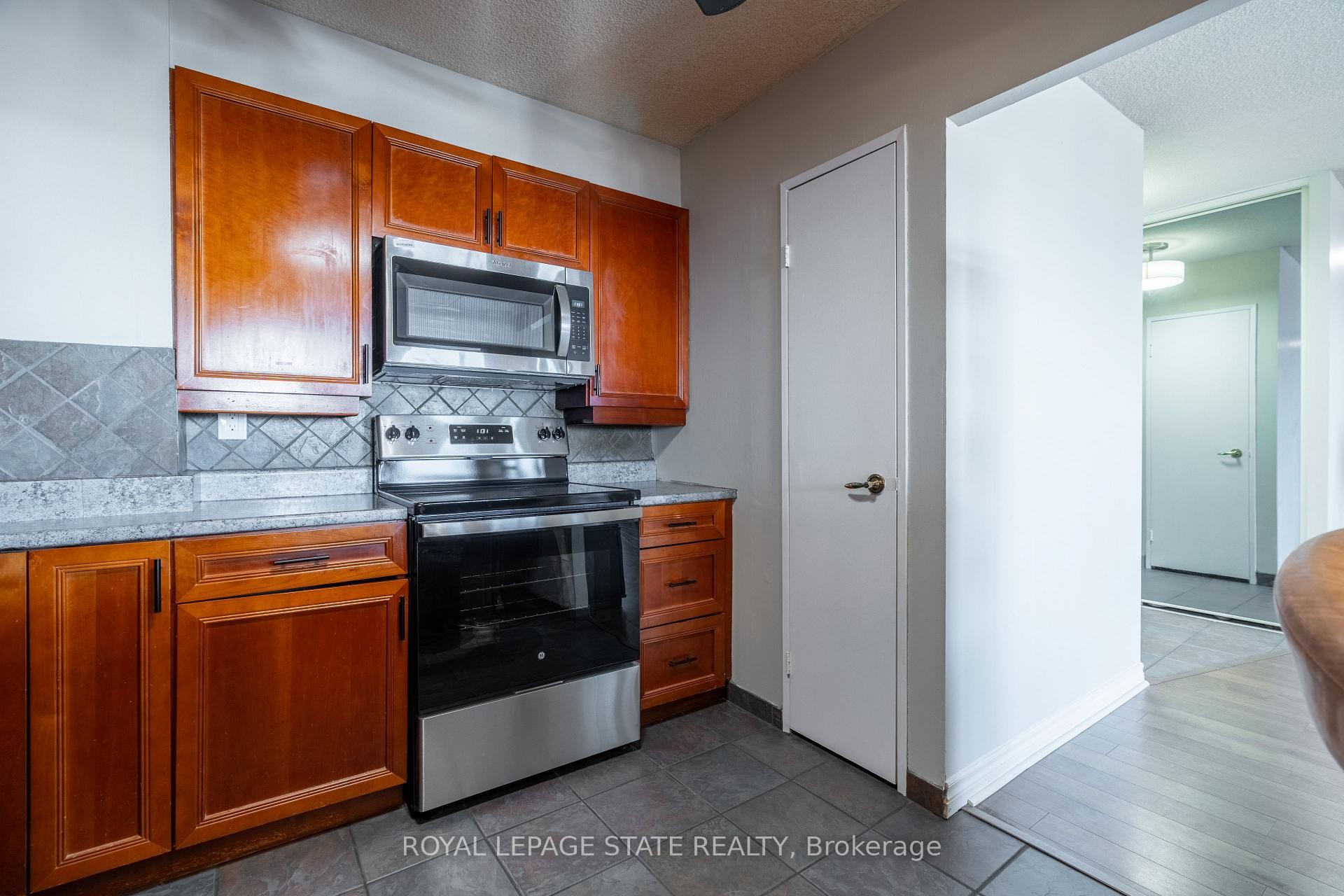 1218-500 Green Road, Hamilton, ON - Indoor Photo Showing Kitchen