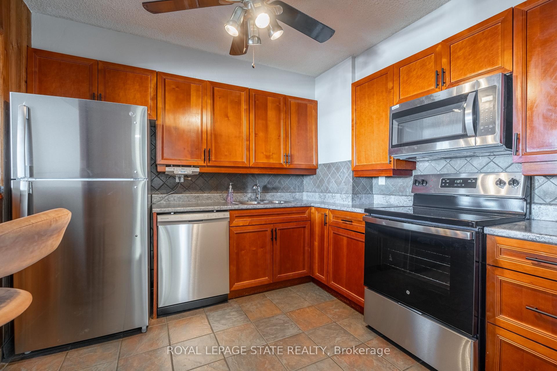 1218-500 Green Road, Hamilton, ON - Indoor Photo Showing Kitchen