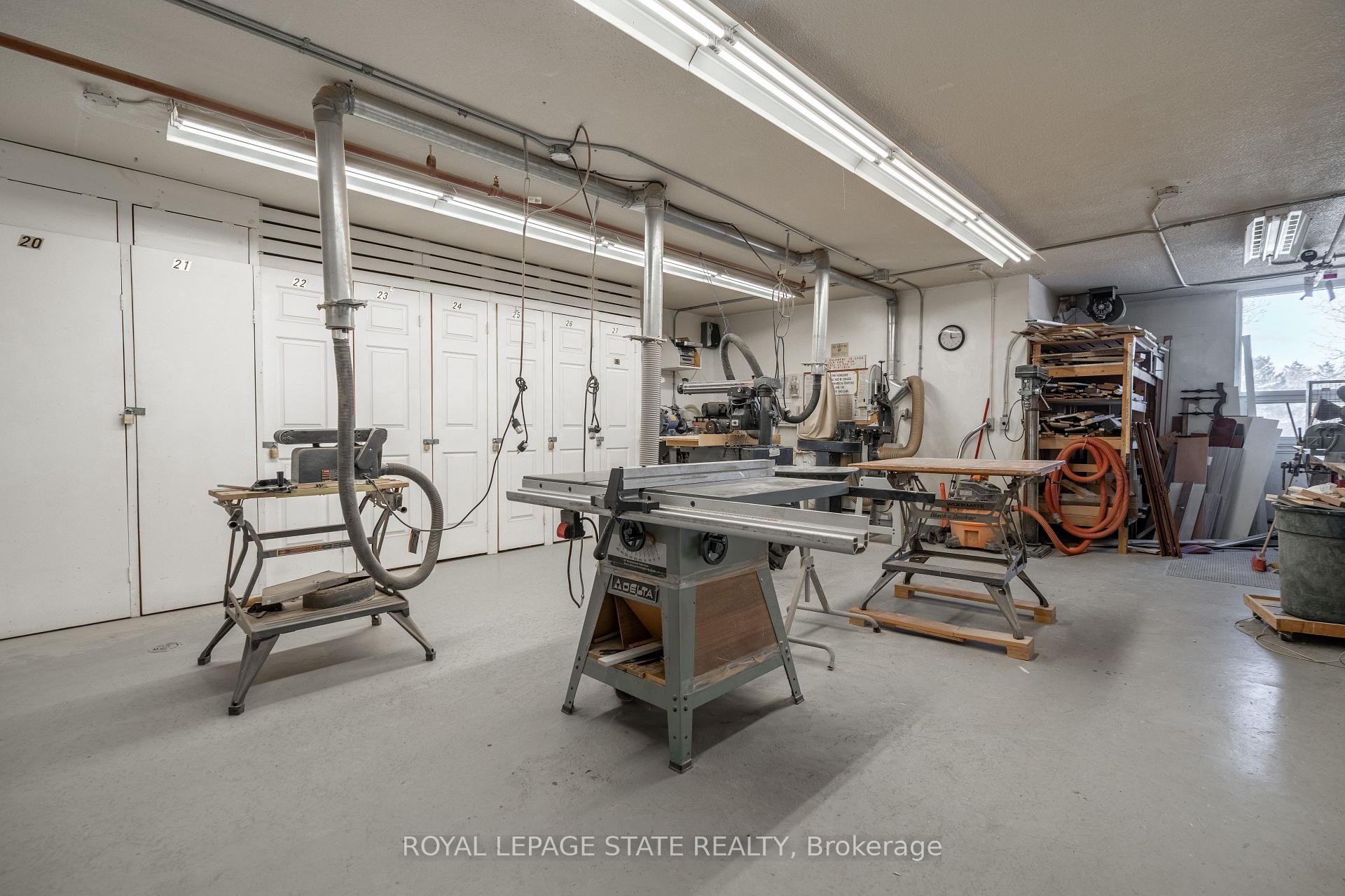 1218-500 Green Road, Hamilton, ON - Indoor Photo Showing Garage