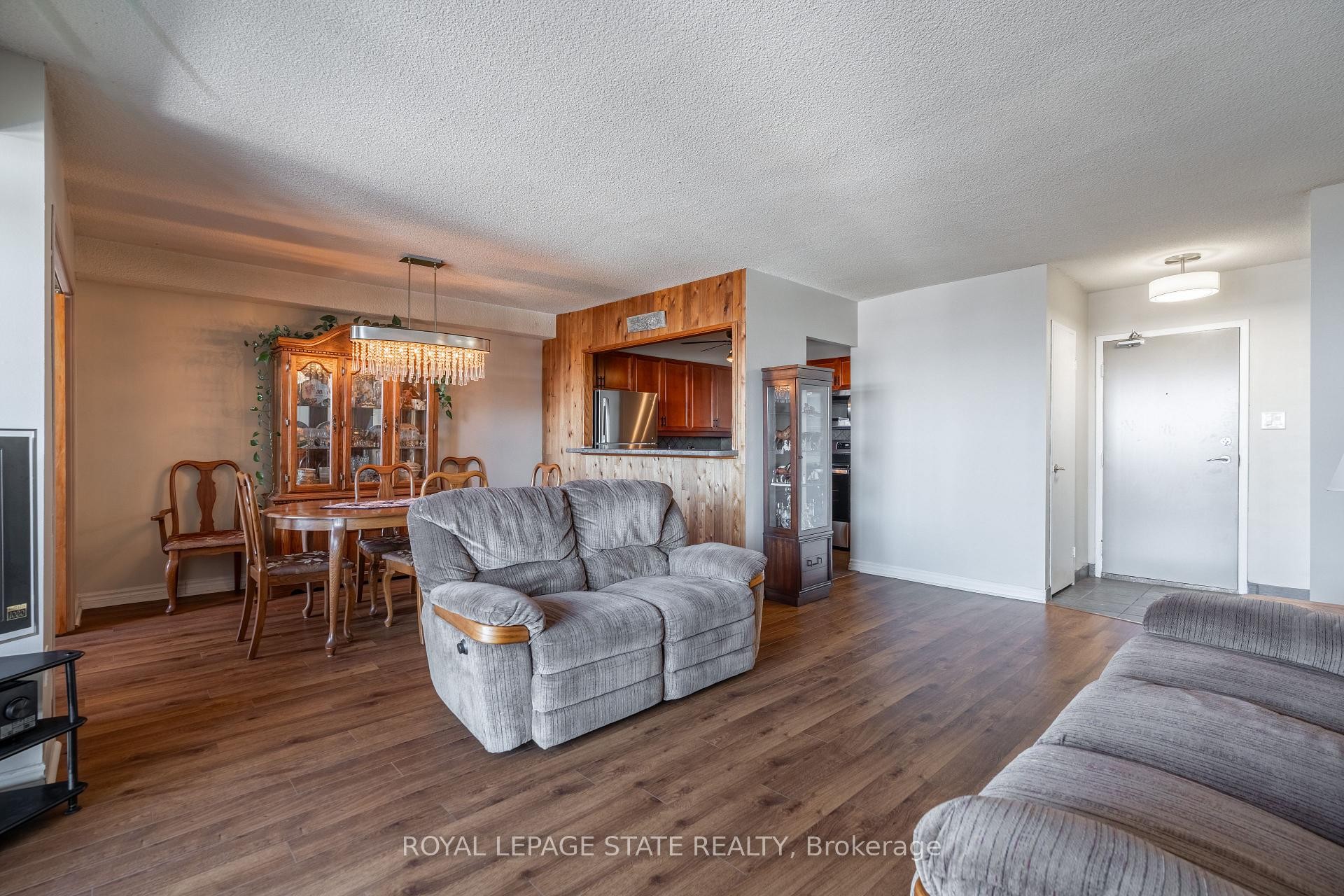 1218-500 Green Road, Hamilton, ON - Indoor Photo Showing Living Room